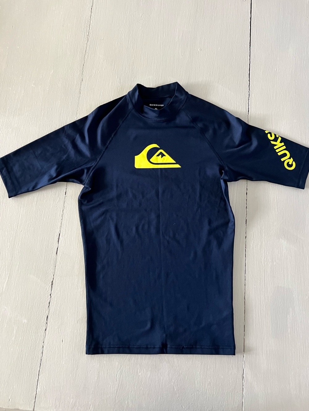 Quiksilver Navy Rash Guard Surf Shirt Yellow Logo Short Sleeve S unisex